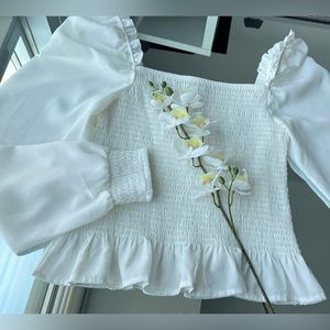 White blouse, size (M) very good condition barely used.